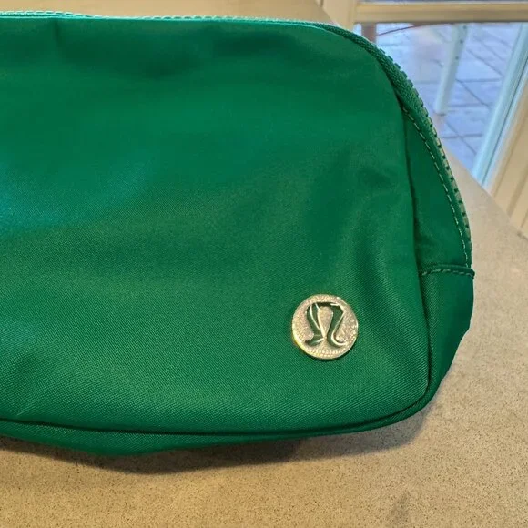 NWT Lululemon Everywhere Belt Bag 1L Green - Picture 5 of 12